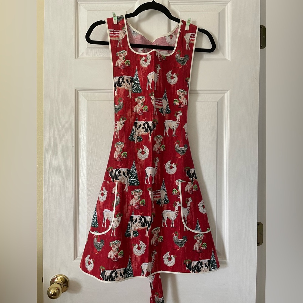 Charming farm animal Vintage Holiday Apron.  Pockets.